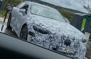On a surpris la future Mercedes Classe C électrique à une borne de recharge (et ça envoie du lourd)