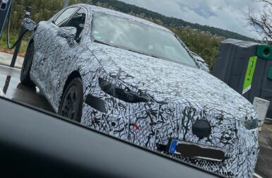 On a surpris la future Mercedes Classe C électrique à une borne de recharge (et ça envoie du lourd)