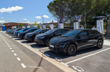 Chassé-croisé en voiture électrique : est-ce vraiment la galère pour recharger sur la plus grosse aire de France ?