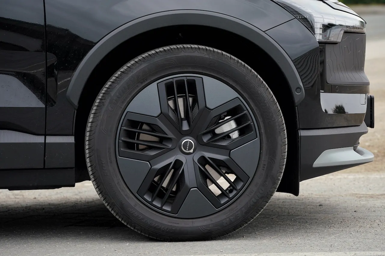 Usure des pneus : des particules retrouvées dans le lac d’Annecy, quels risques pour la santé ?