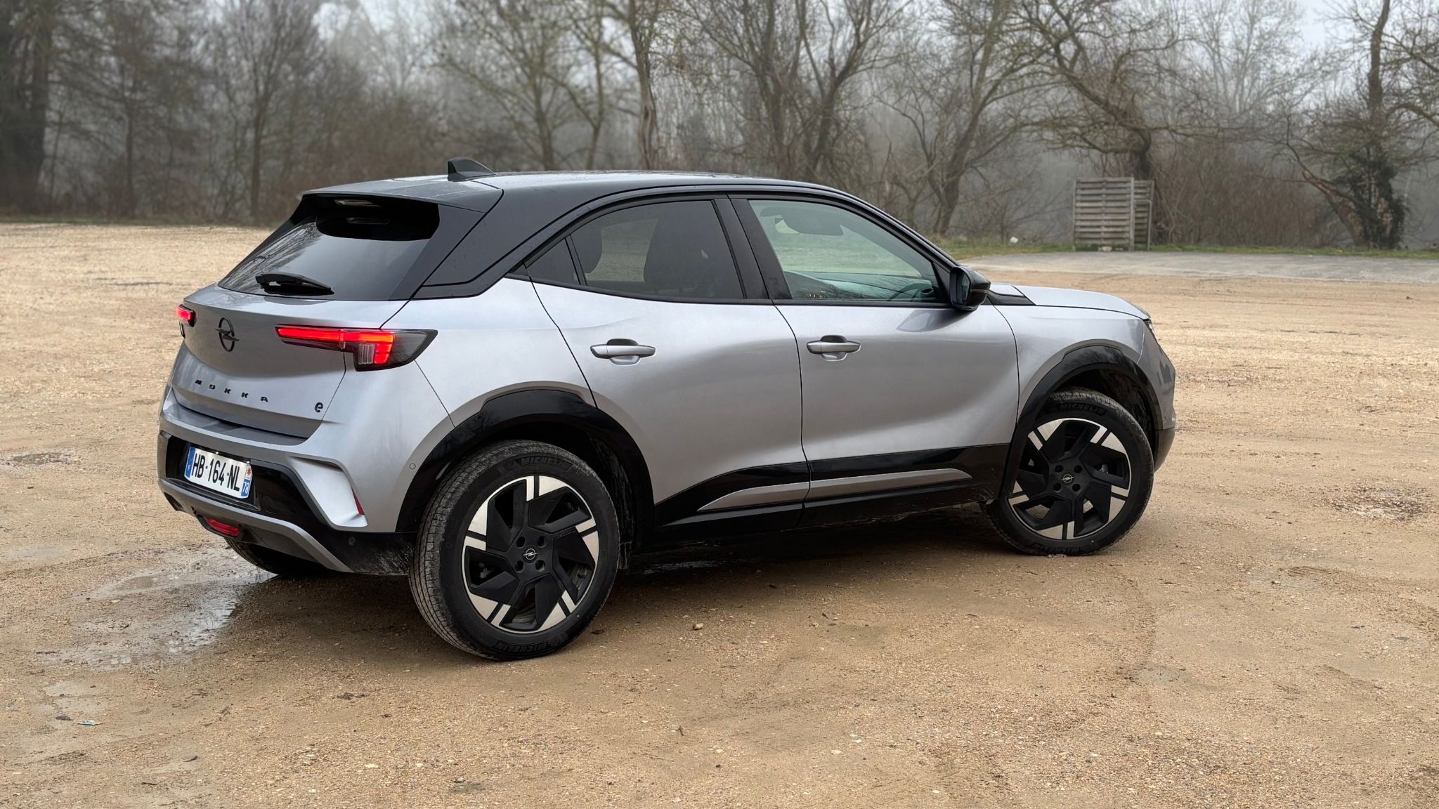 Opel Mokka Electric vue trois-quarts arrière avec toit noir
