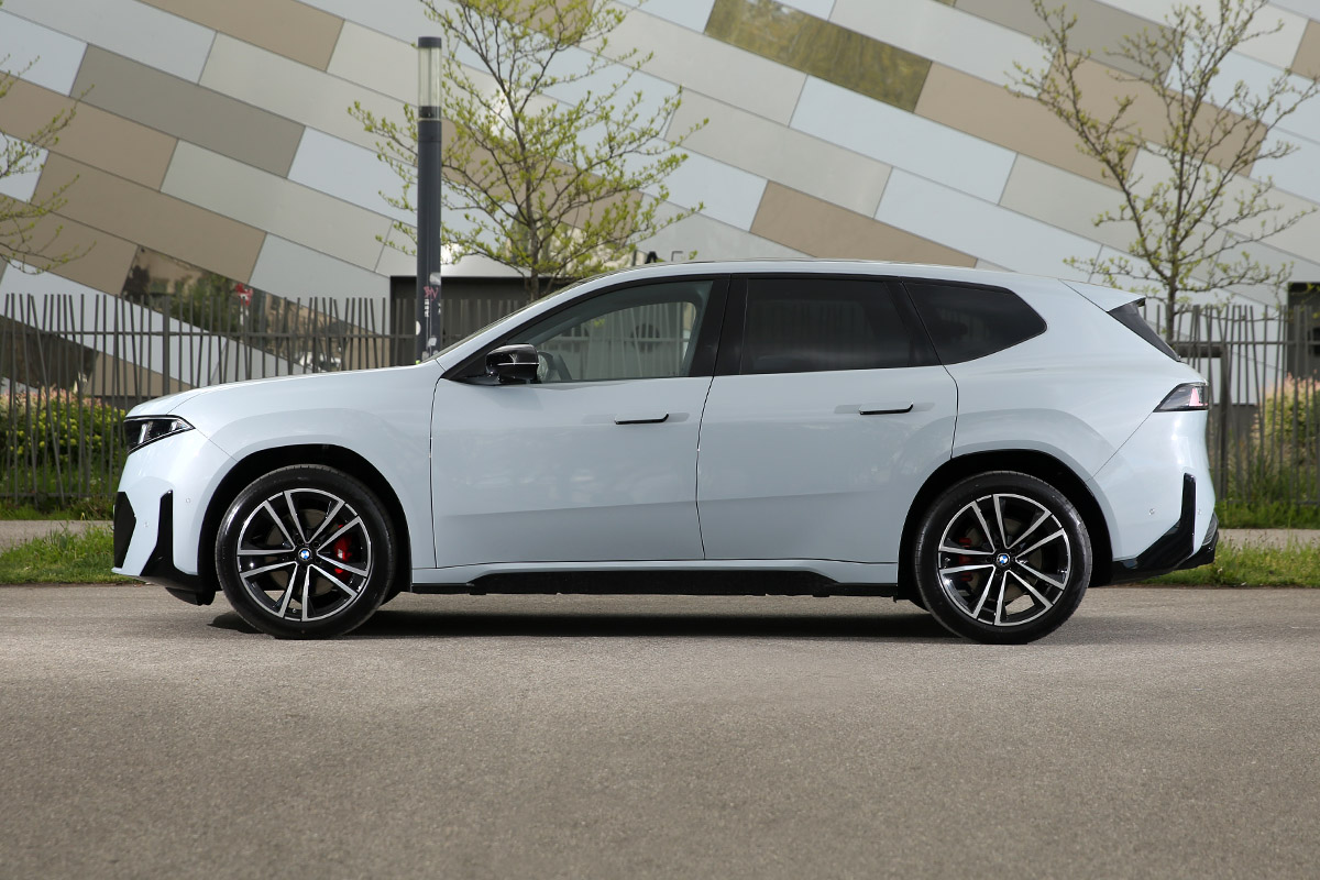 BMW iX3 50 xDrive Neue Klasse — Side profile · 4.78 m footprint