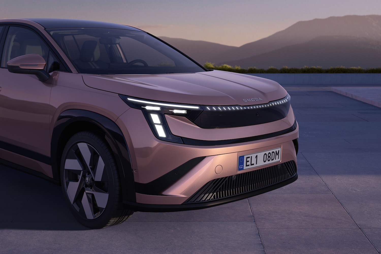 Signature lumineuse en T à l'avant du Skoda Peaq