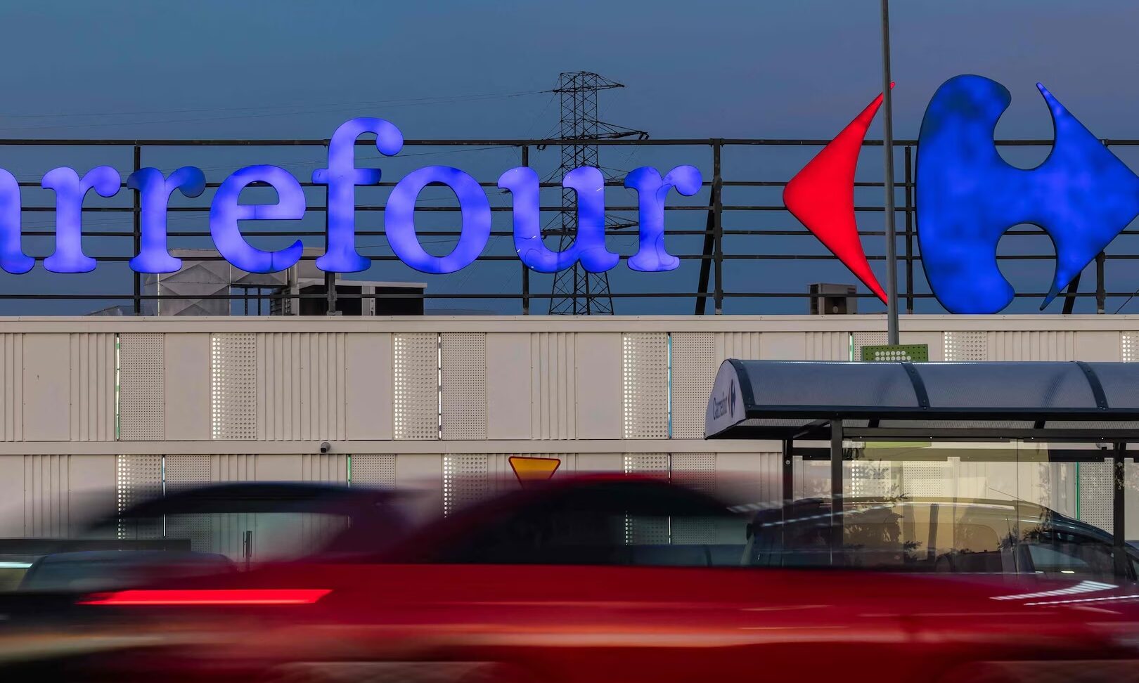 Photo: Automobile Propre Carrefour Bans Electric Vehicles From Aging Rooftop Parking in Belgium