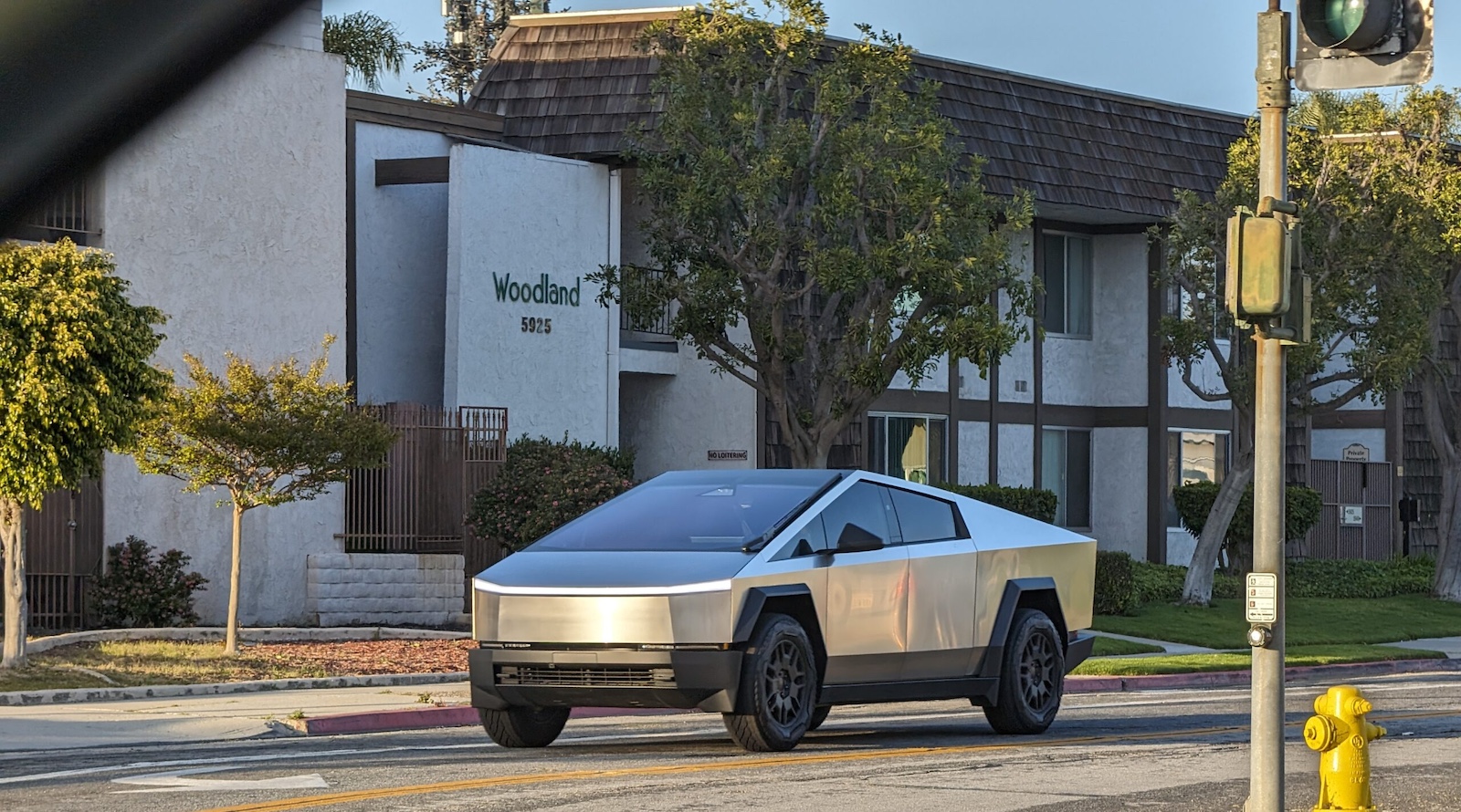 Tesla-Cybertruck-California.jpg