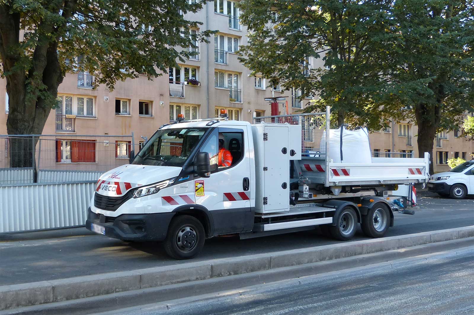 VINCI remplace un poids lourd par cet étonnant utilitaire électrique capable de tracter 3,5 tonnes